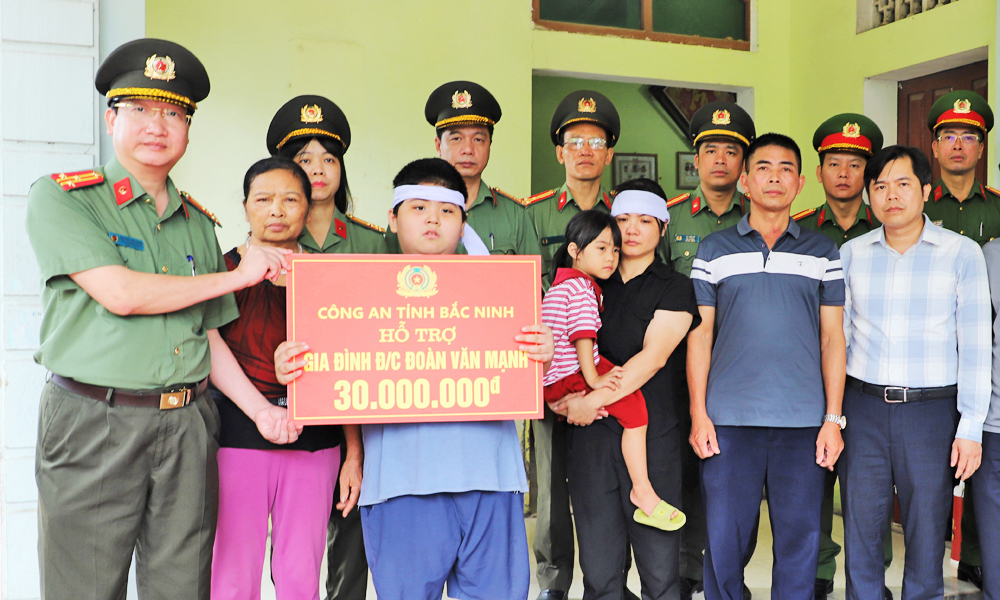 Công an tỉnh Bắc Ninh trao tặng tiền hỗ trợ thân nhân gia đình đồng chí Đoàn Văn Mạnh.